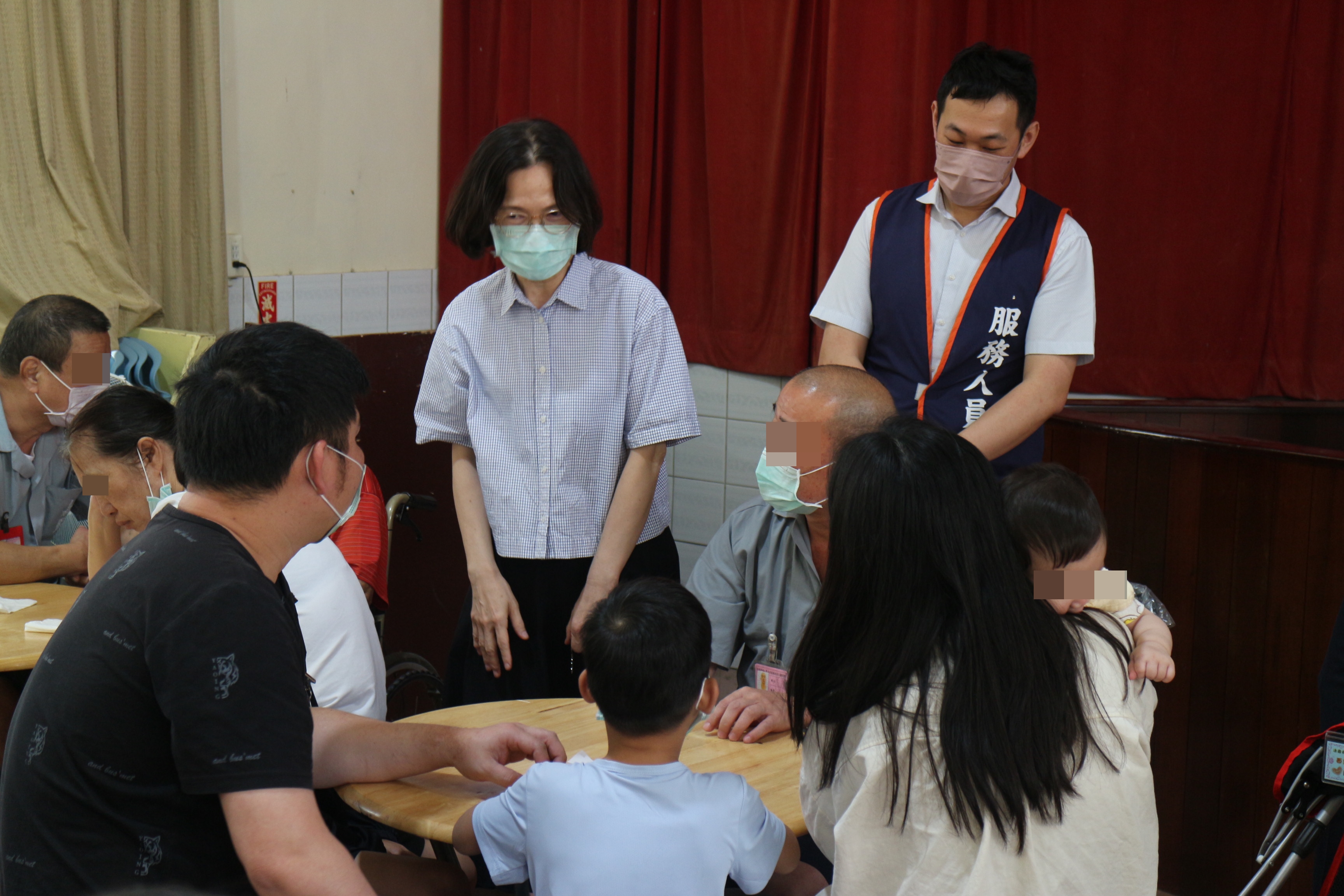 本監黃秘書向家屬與收容人致意