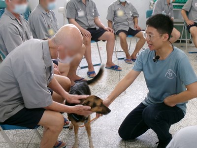 收容人學習以正確方式撫摸療癒犬，以建立良好互動關係