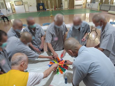 4選用代表自身情緒的顏色製作染布