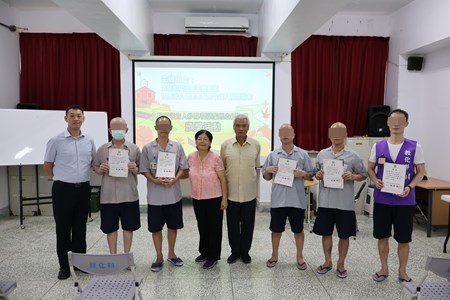教化科黃科長與得獎收容人合影