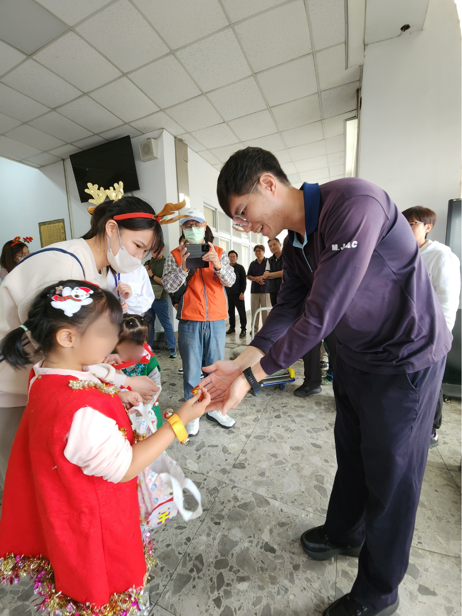 聖心教養院小朋友報佳音送糖果