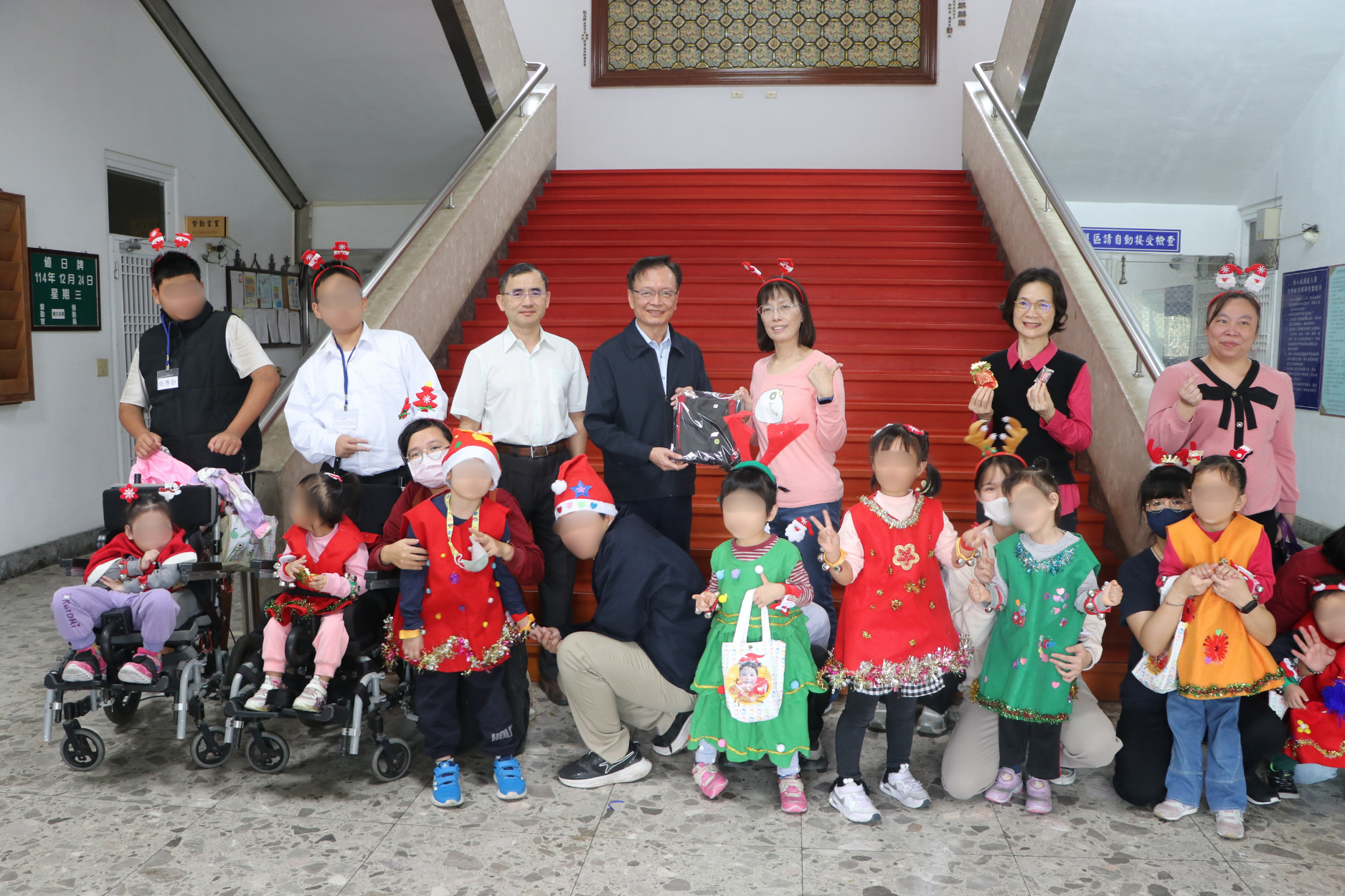 嘉義監獄致贈冬衣予聖心教養院