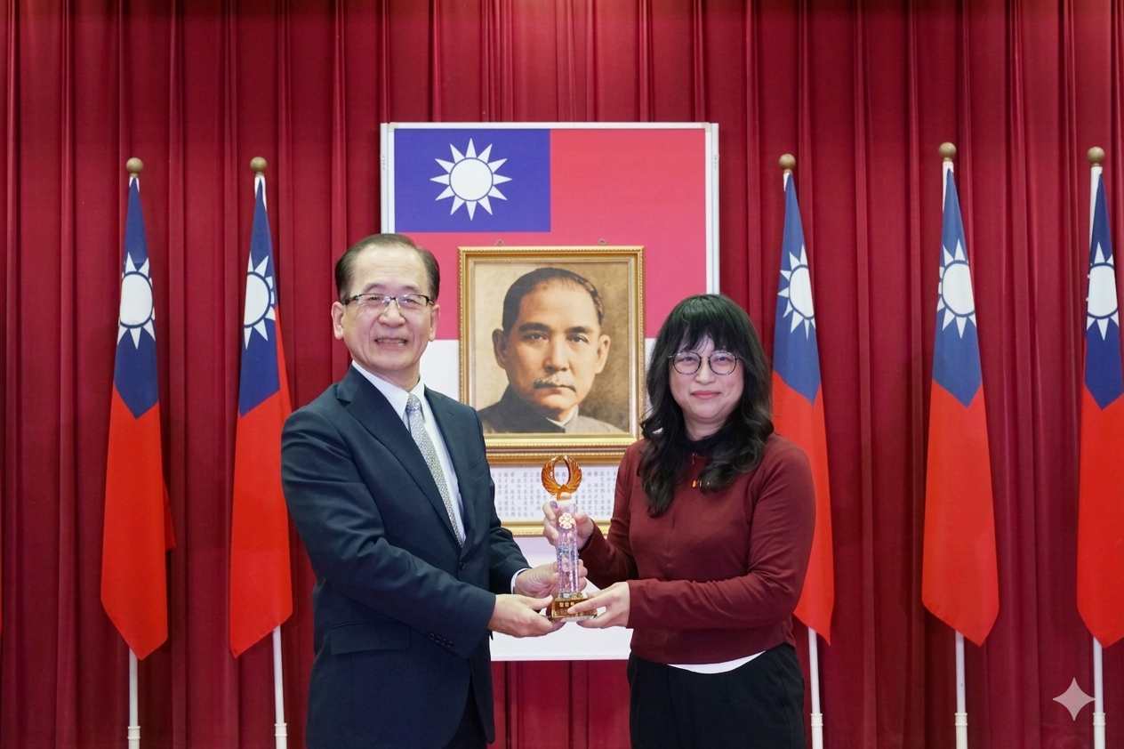 矯正署長林憲銘頒發「績優人員」獎